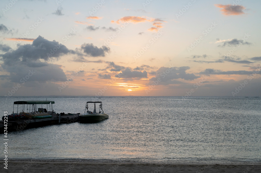 沖縄　アラハビーチの夕景