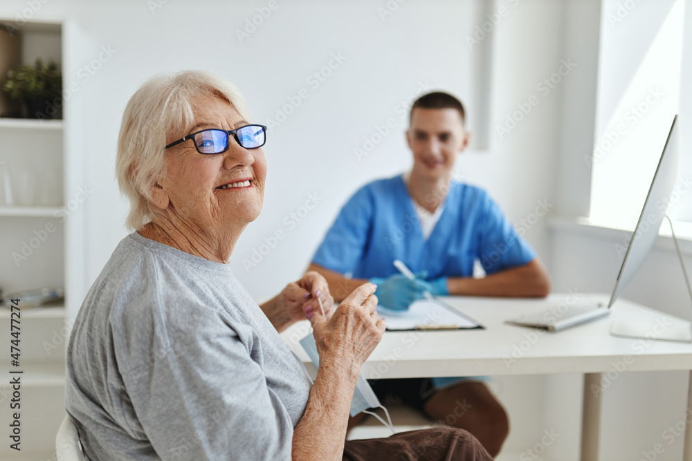 Obraz premium an elderly woman is examined by a doctor health care