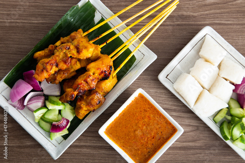 Obraz na plátně Malaysian chicken satay with delicious peanut sauce.