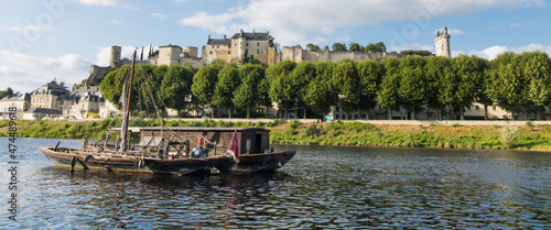 bateau ancien sur la Vienne face à la ville de Chinon en France