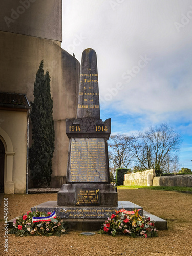 Monumento em Tarnos ao lado da Igreja de São Vicente em homenagem aos mortos pela pátria francesa  photo