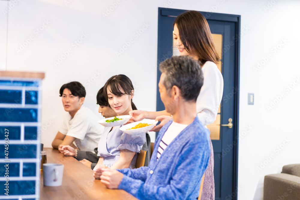 Obraz premium 人気のカフェレストランでランチを食べる客