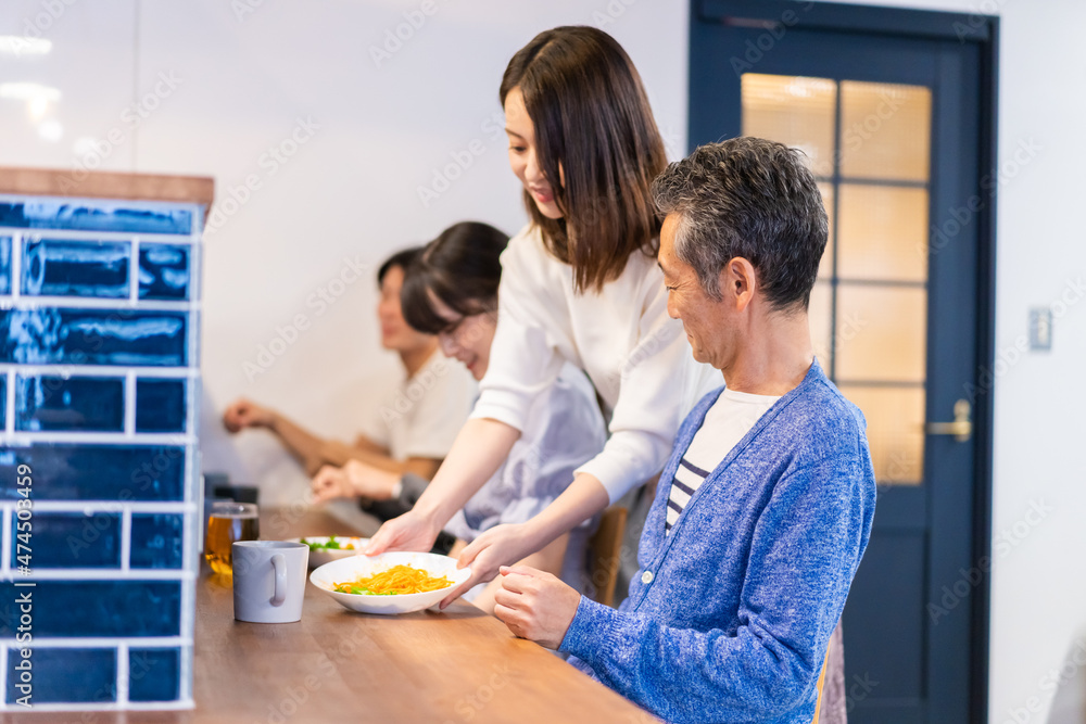 Obraz premium 人気のカフェレストランでランチを食べる客