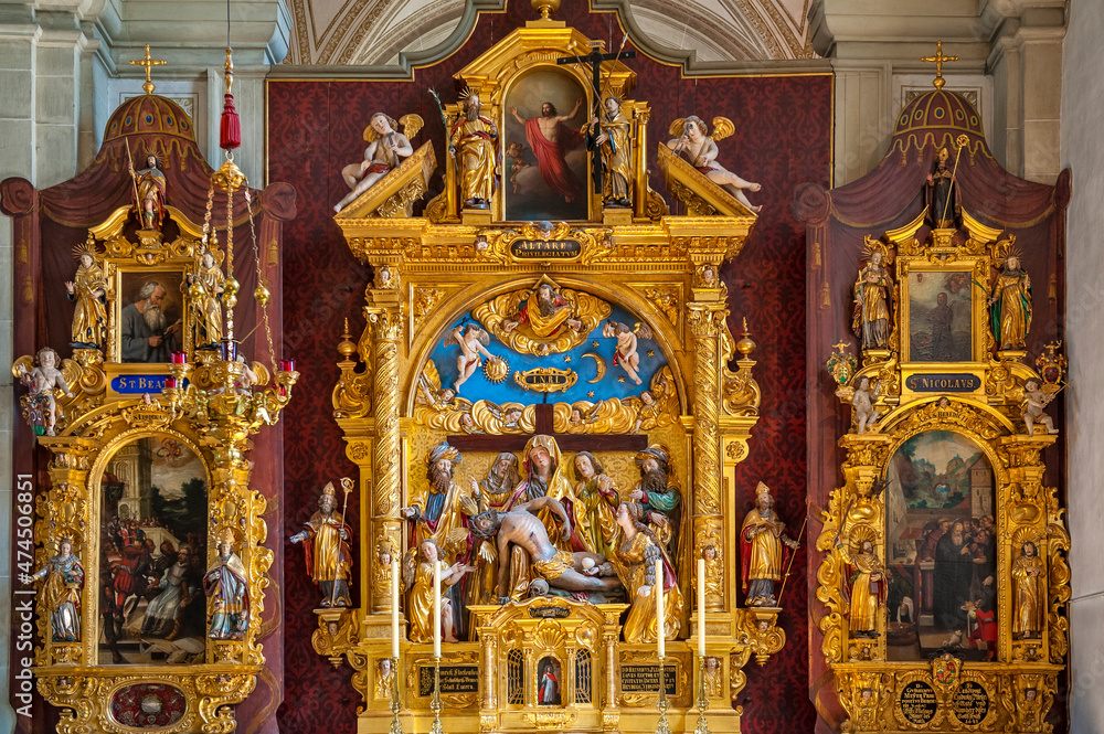 Der vergoldete sog. Seelaltar in der Kirche St Leodegar im Hof in Luzern in der Schweiz