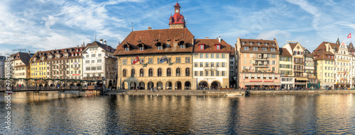 Uferpromenade in der Altstadt von Luzern mit dnm Fluß Reuss