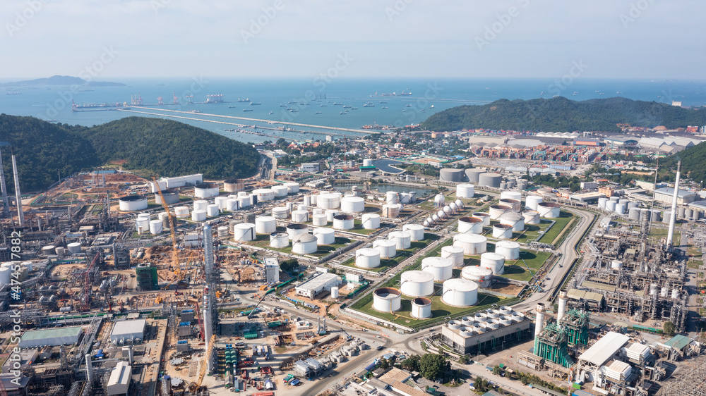 Obraz premium manufacturing and storage facilities oil and gas refineries products for sales and export international by ship frighted transportation open sea