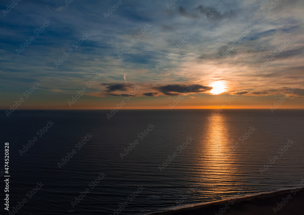 Obraz premium a beautiful sunset over the ocean