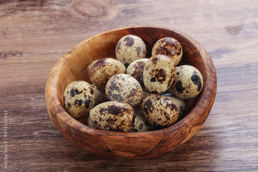 Fototapeta premium Raw quail eggs heap in the bowl