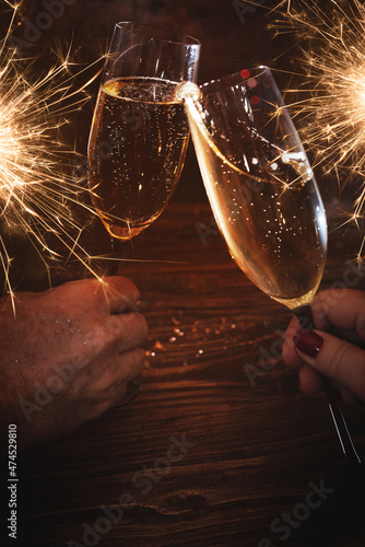 Photography Cheers with sparkling champagne on rustic wood