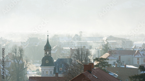 smog nad niewielkim miastem, dymiące kominy