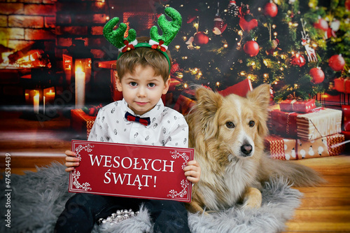 Wesołych świąt chłopiec i pies 