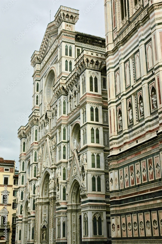 Vista dilato della facciata del Duomo di irenze. Con i suoi marmi colorati