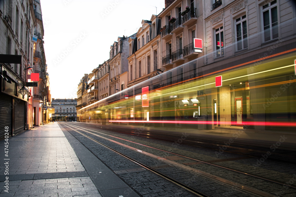 Passage d'un Tramway dans une rue commerçante de nuit