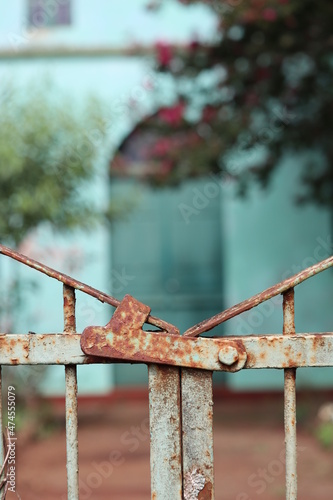 church - portão - ferrugem - tempo - entrada