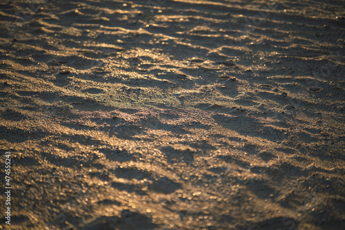 Paisaje de una palaya andaluza con un pueblo blanco 