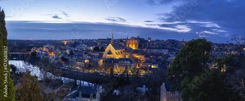 Vue panoramique sur la ville de Poitiers de nuit au début de l'automne - vue sur les toits, église et cathédrale photo
