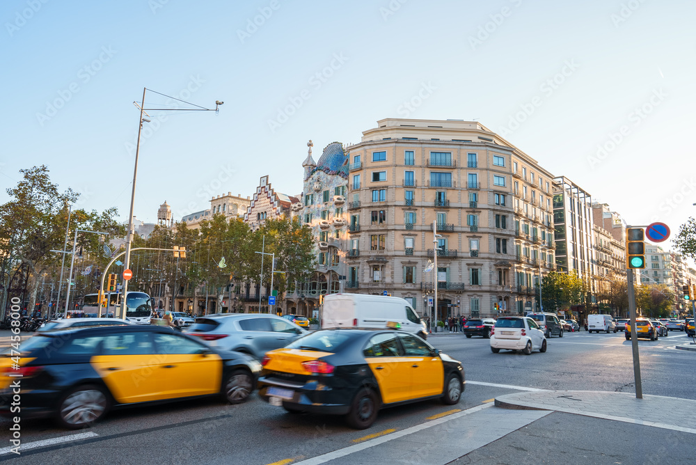 Fototapeta premium Taxis driving on city street