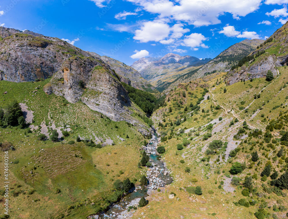 Fototapeta premium Panorámicas del Valle de Ordiso, en los Pirineos de Huesca (España). Imágenes tomadas con drone.