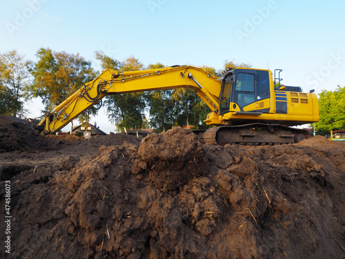 Bagger an der Abbruchkante photo