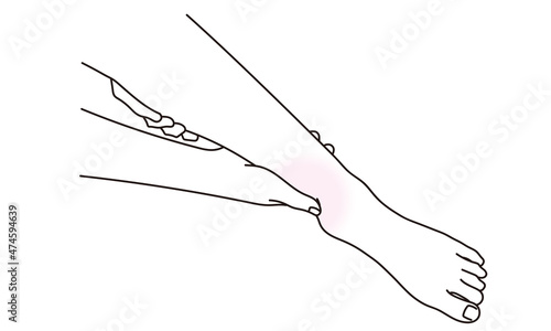 足首を気にする女性