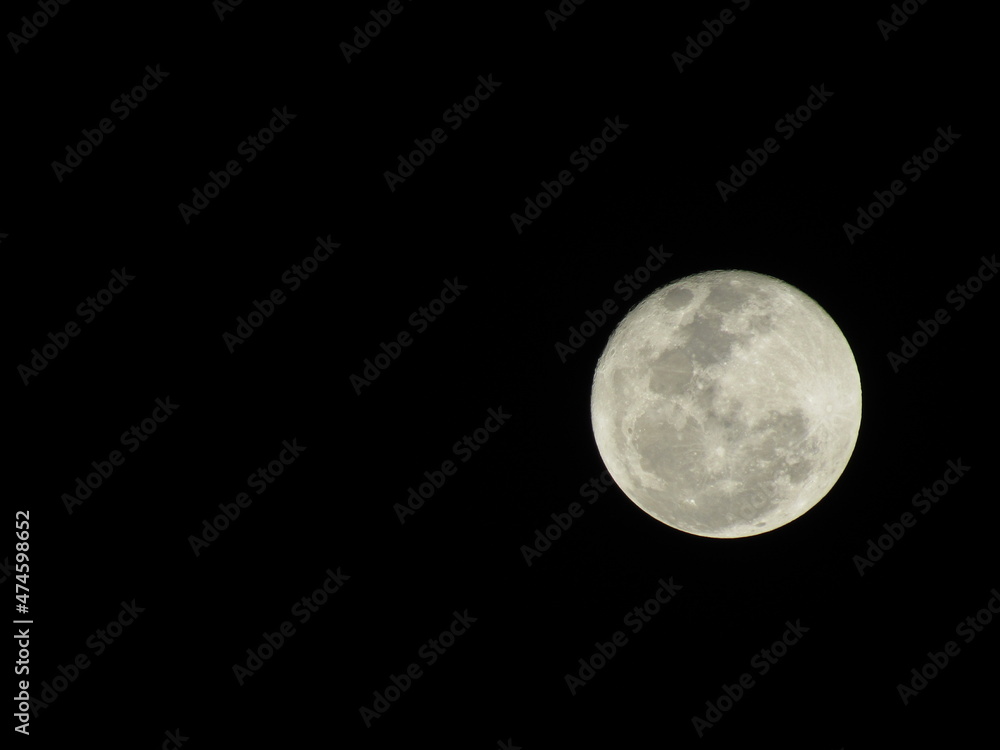 Obraz premium full moon over black