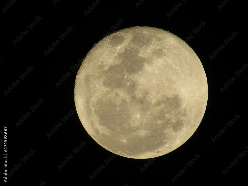 Obraz premium full moon over black