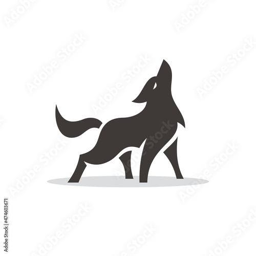 Valokuva Simple standing howling wolf silhouette