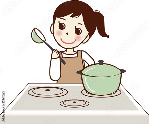 IHコンロで料理をするエプロン姿の笑顔の女性。