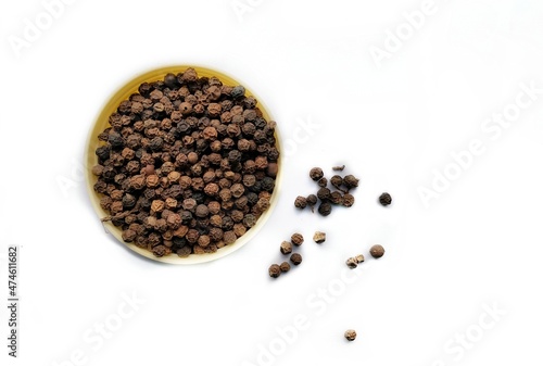 Tableau sur toile Pile of black pepper corns isolated.