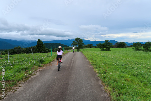 日本の田舎道をサイクリングする子供