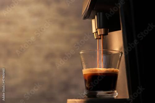 selectve focus of an espresso machine making coffee to a glass Fototapet