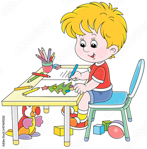 Happy little boy drawing a ...