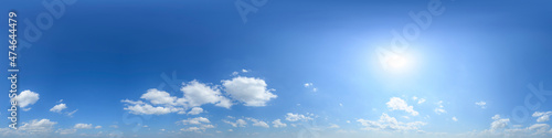  Nahtloses Panorama mit leicht bew  lktem Himmel - 360-Grad-Ansicht mit sch  nen Cumulus-Wolken zur Verwendung in 3D-Grafiken als Himmelskuppel oder zur Nachbearbeitung von Drohnenaufnahmen 