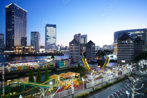 横浜みなとみらいの遊園地イルミネーション夜景 © jiro