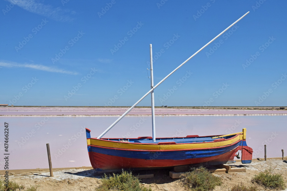 Naklejka premium Exploitation du sel de mer : salin à Gruissan, Aude, Languedoc, Occitanie. Barque catalane.