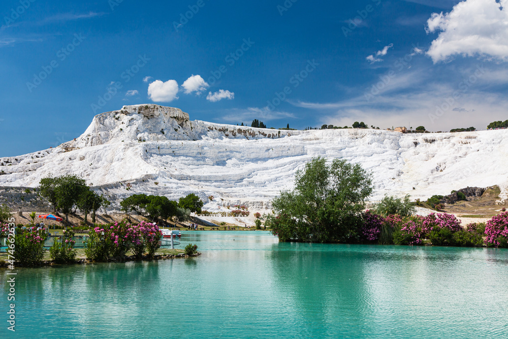トルコ　ヒエラポリス・パムッカレの白い石灰華段丘と青い水のプール