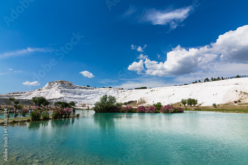 トルコ ヒエラポリス・パムッカレの白い石灰華段丘と青い水のプール