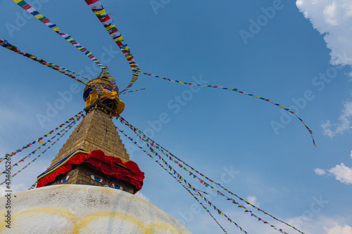 ネパール 首都カトマンズにあるネパール最大のストゥーパであるボダナートとはためくタルチョー