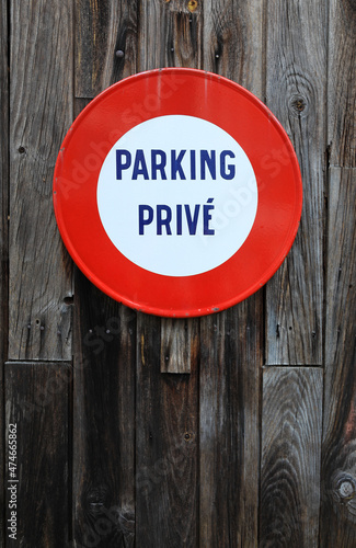 señal de tráfico de parking privé prohibido aparcar sobre una pared de madera francia país vasco francés 4M0A7832-as21 photo