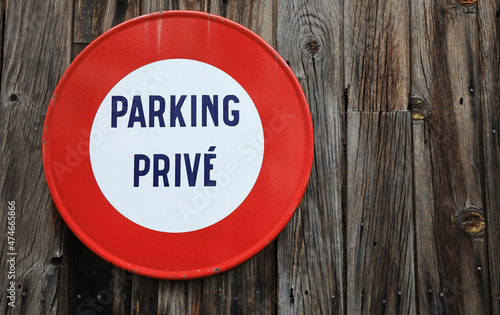 señal de tráfico de parking privé prohibido aparcar sobre una pared de madera francia país vasco francés 4M0A7834-as21 photo