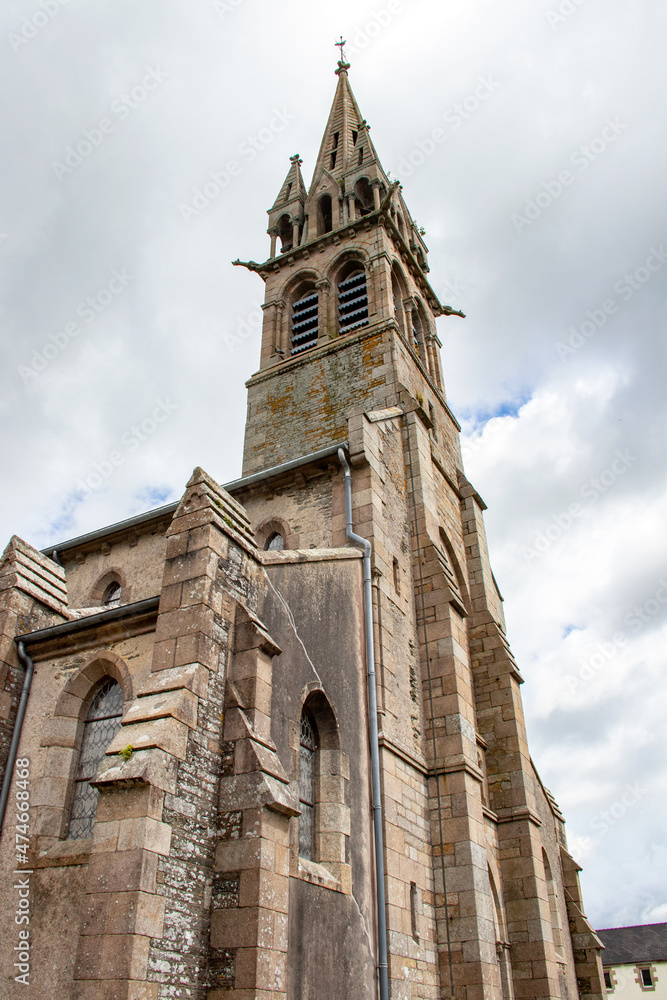 Fototapeta premium Garlan. Eglise paroissiale Notre-Dame-des-Sept-Douleurs sous ciel couvert. Finistère. Bretagne