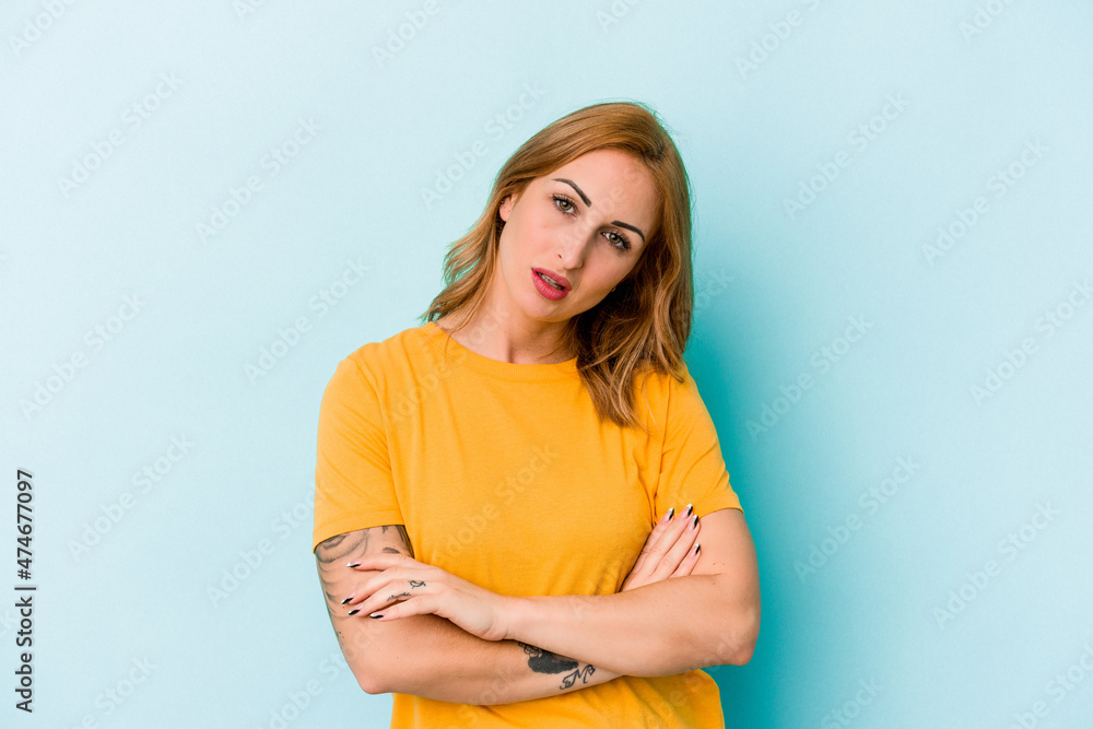 Obraz premium Young caucasian woman isolated on blue background who is bored, fatigued and need a relax day.