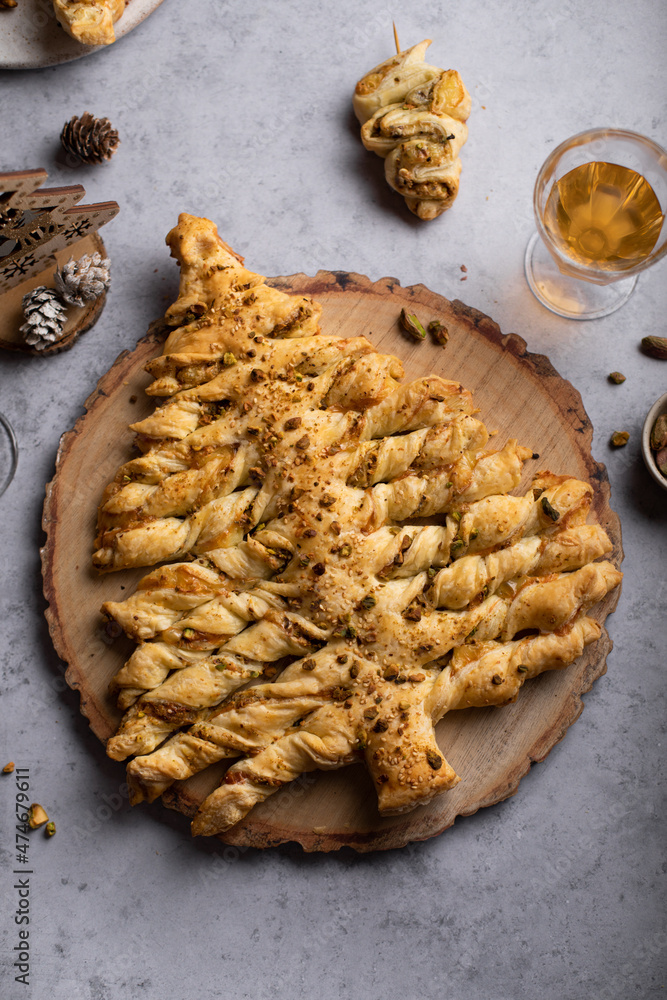 Fototapeta premium Apéritif forme de sapin de Noël en pâte feuilletée fourré fromage pistache et herbes