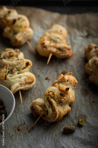 Apéritif forme de sapin de Noël en pâte feuilletée fourré fromage pistache et herbes photo