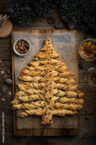 Apéritif forme de sapin de Noël en pâte feuilletée fourré fromage pistache et herbes photo