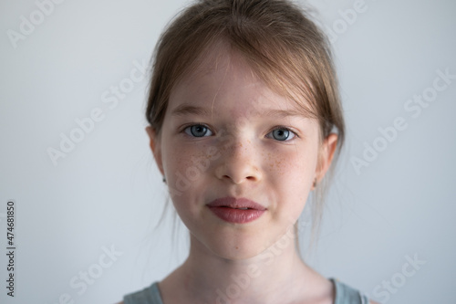 Obraz na płótnie portrait of a cute beautiful girl with freckles w salonie