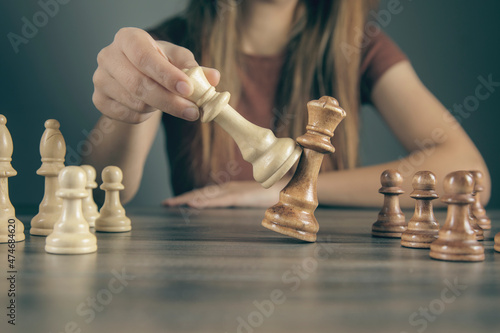 Murais de parede woman alone plays with chess pieces