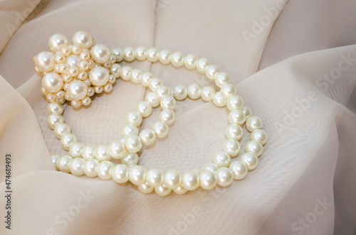 vintage brooch and pearls Fotobehang
