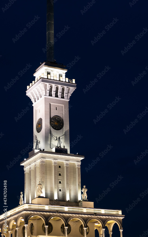 Obraz premium the clock tower glows at night