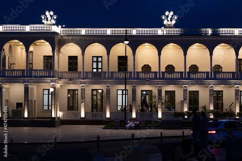 Quadro su tela manor house glowing with lights at night